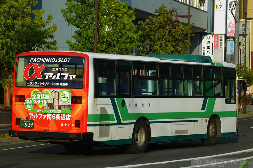 旭川200か594-運転席側(前)