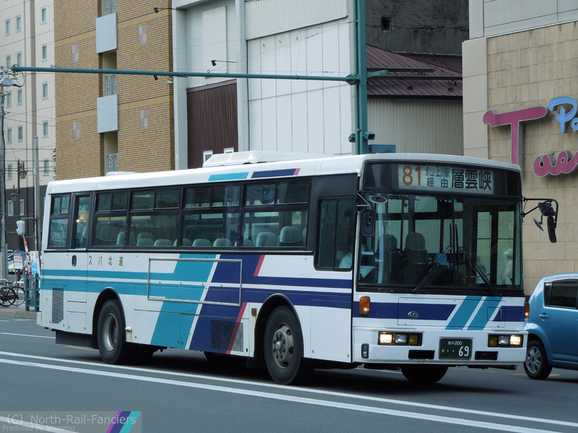 旭川200か69-運転席側(前)