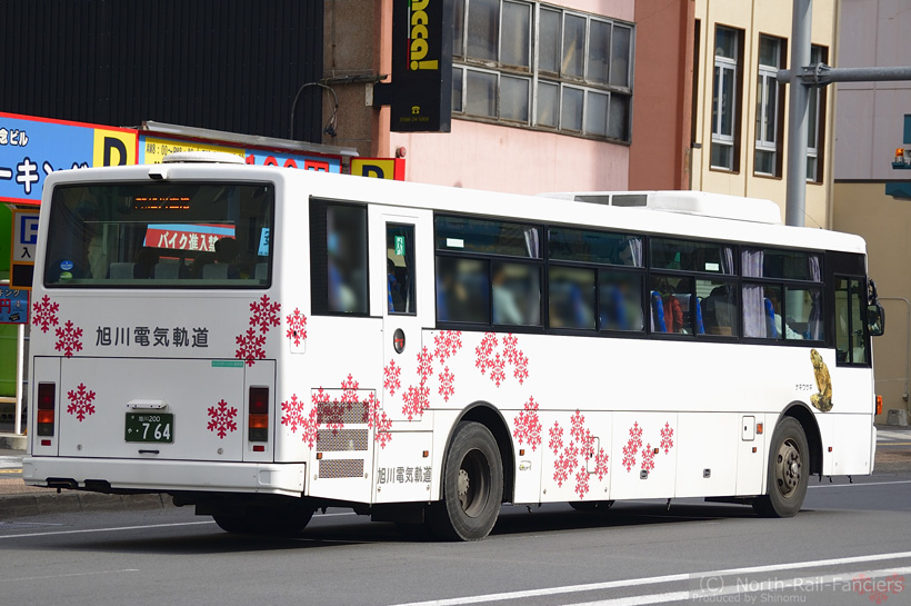 旭川200か764-運転席側(後)