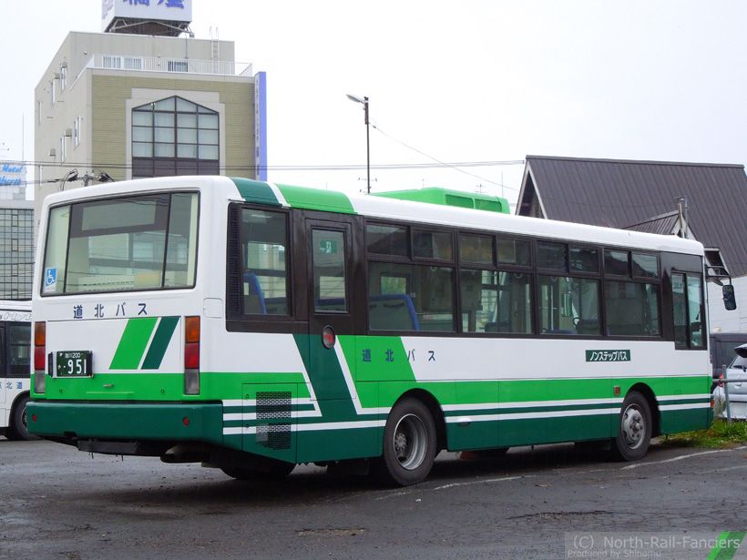 旭川200か951-運転席側(後)