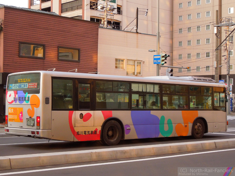 旭川22か1127-運転席側(後)