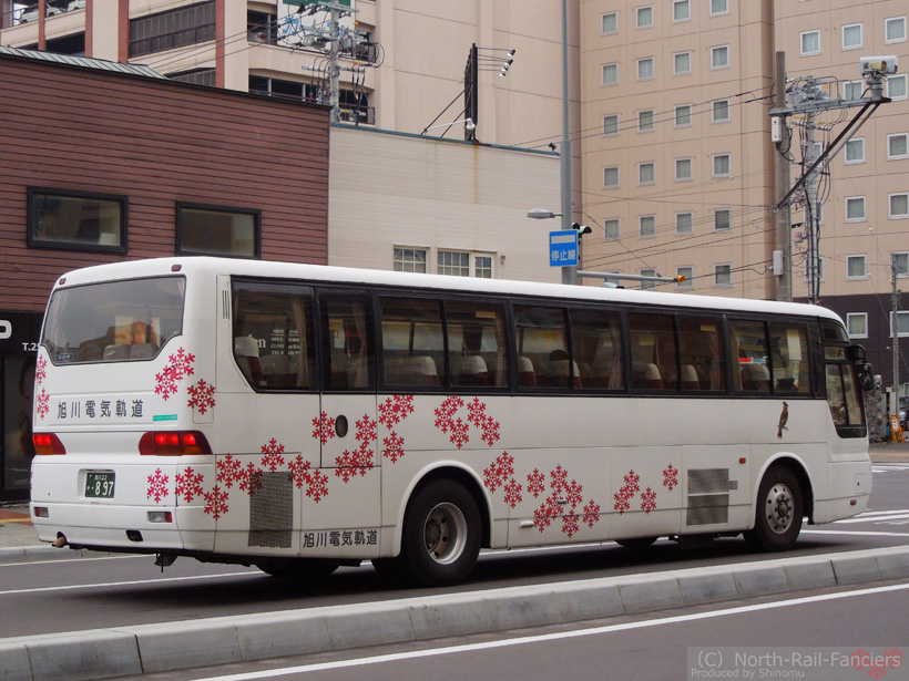 旭川22か897-運転席側(後)