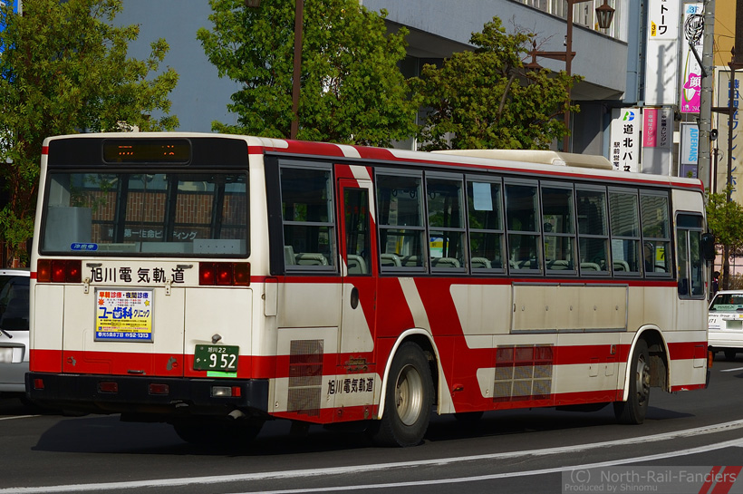 旭川22か952-運転席側(前)